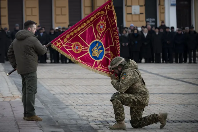 Volodimir Zelenszkij kitüntet egy ukrán katonát – Fotó: Yasuyoshi Chiba / AFP