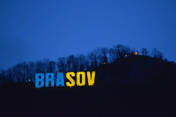Az ukrajnai háború egyéves évfordulóján a Brassó feliratot, illetve a kormánypalotát is kék-sárgában világítják meg
