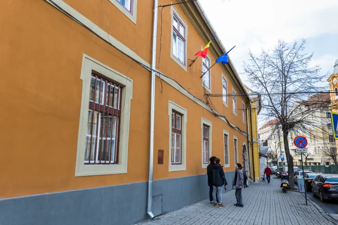 Panaszt tett egy szülő, mert autók parkolnak a kolozsvári Báthory líceum udvarán. Az igazgató szerint nem egy illegális parkolóhelyről van szó