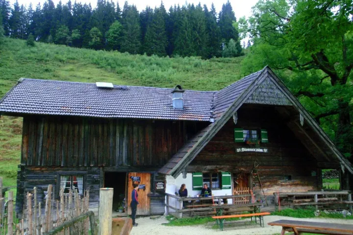 Az Alm, az út és a csúcs a Pidingeren – Fotó: Molnár Anikó, és Tenczer Gábor / Telex