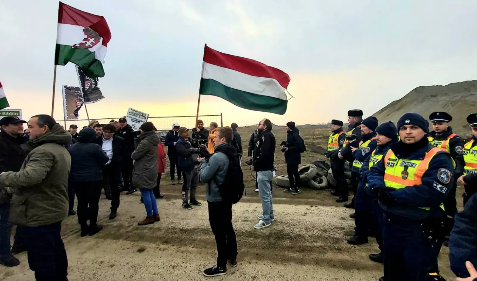 A Mi Hazánk lezárta a debreceni akkumulátorgyár építési területre vezető utakat