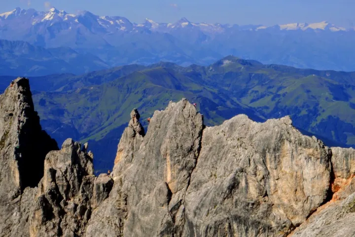 Fent: a Königsjodler taraja a mászókkal, alatta a Hochkönig-fennsík, lent: a távolban a Grossglockner integet – Fotó: Tenczer Gábor / Telex