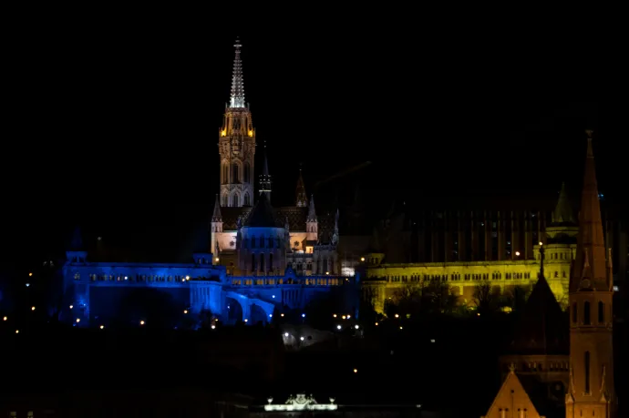 Kék-sárgába borult a budapesti Halászbástya pénteken