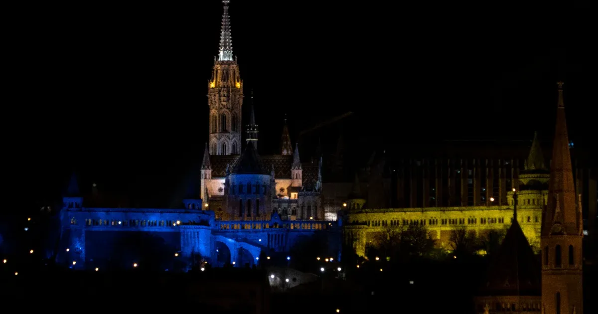 Kék-sárgába borult a budapesti Halászbástya pénteken