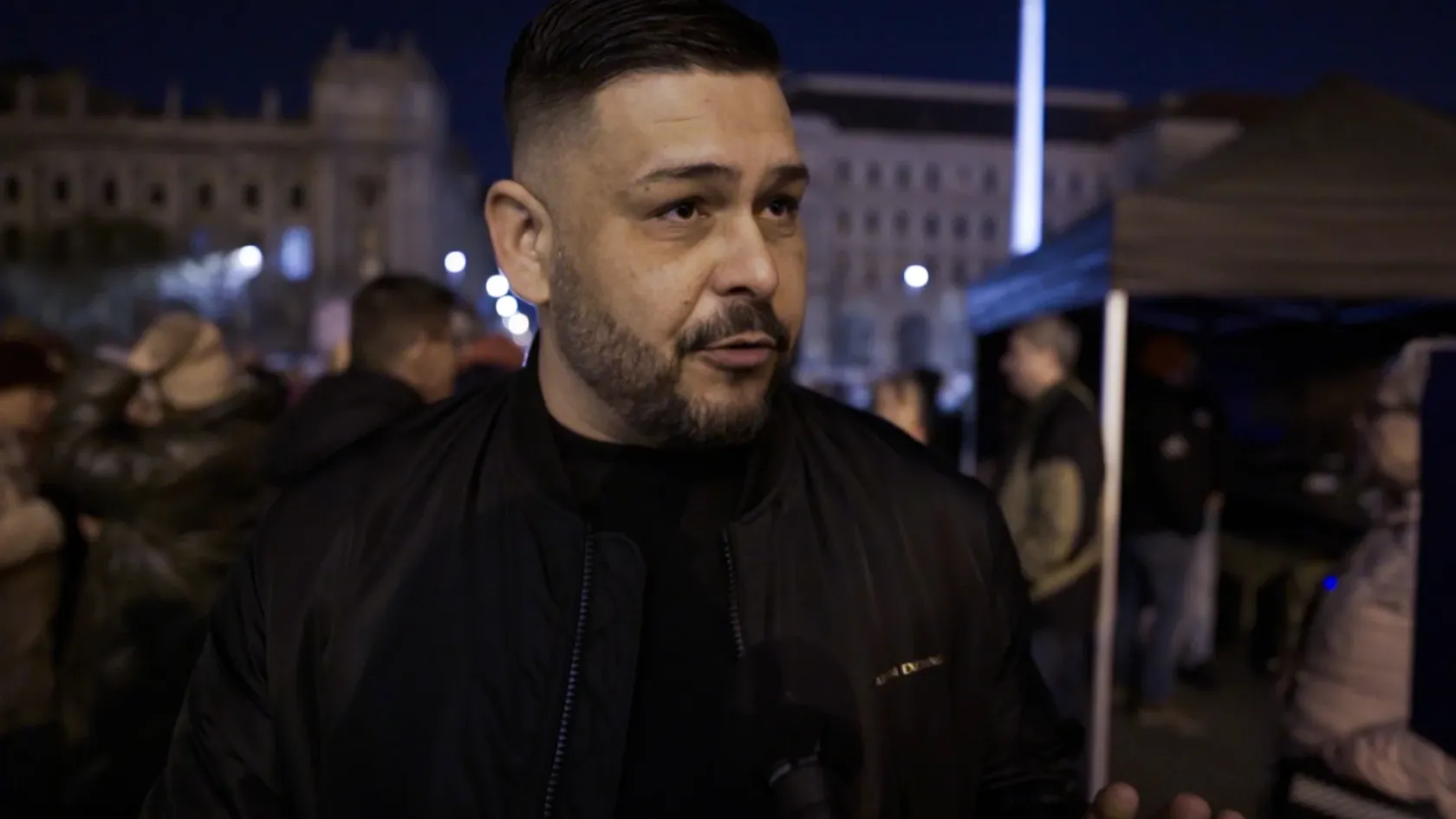 Zelenszkijt a frontra, az Amerikát vezető sátánistákat meg a pokolba küldték a békepárti tüntetésen