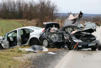 A helyszínen meghalt egy házaspár, amikor szemből nekimentek az autójuknak