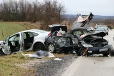 A helyszínen meghalt egy házaspár, amikor szemből nekimentek az autójuknak