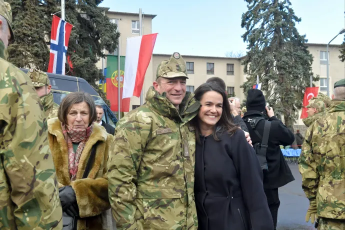 Letette a katonai esküt Novák Katalin férje, Veres István