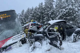 Busszal ütközött egy autó Ausztriában, három magyar halt meg a balesetben