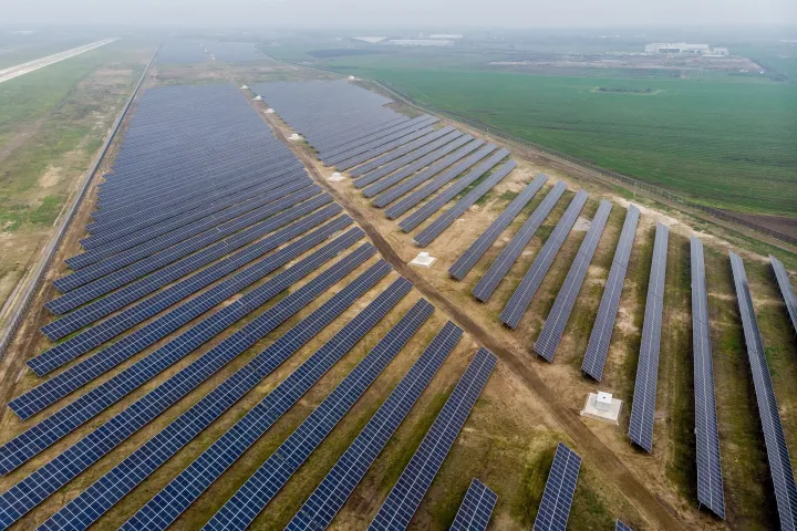 Az MVM Csoport új napelemparkja Debrecenben 2022. november 28-án. Az 52 ezer napelempanel üzembe helyezése 15 ezer háztartás energiaigényét fedezi, és évente több mint 33 ezer tonnával csökkenti a szén-dioxid-kibocsátást – Fotó: Czeglédi Zsolt / MTVA / MTI