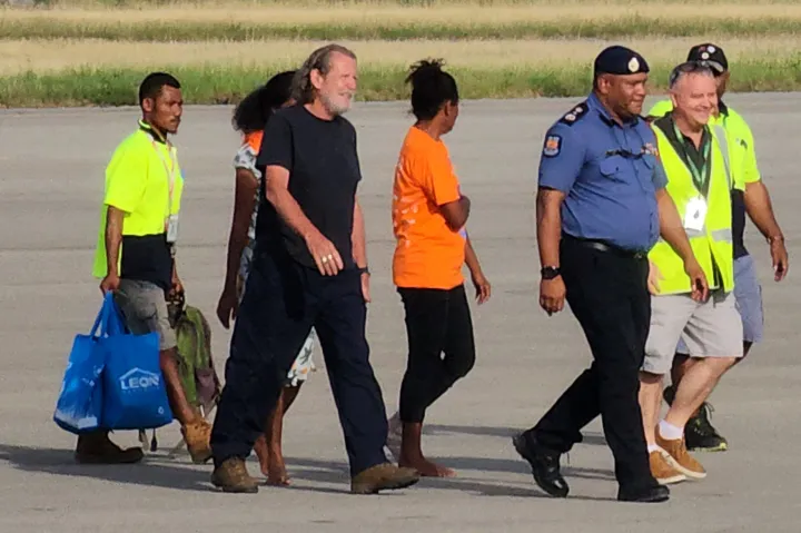 Kiszabadultak a túszul ejtett régészek Pápua Új-Guineán, középen Bryce Barker új-zélandi professzor – Fotó: Str / AFP 