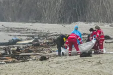 Sziklának csapódott egy migránsokat szállító hajó Olaszország partjainál, legalább 59-en meghaltak