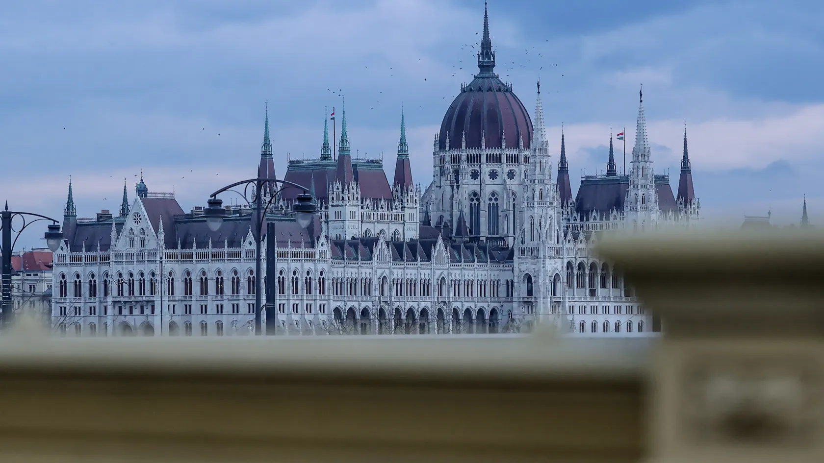 Ukrán szószólóval és akkumulátorgyár-vitával kezdi tavaszi ülésszakát a parlament