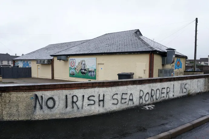 Egy „Nincs ír-tengeri határ” felirat egy kerítésen az észak-írországi Londonderryben – Fotó: Larissa Schwedes / picture alliance / Getty Images
