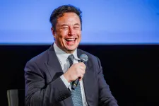 További 200 alkalmazottat elküldenek a Twittertől, Elon Musk megvédte a rasszizmussal vádolt képregényírót