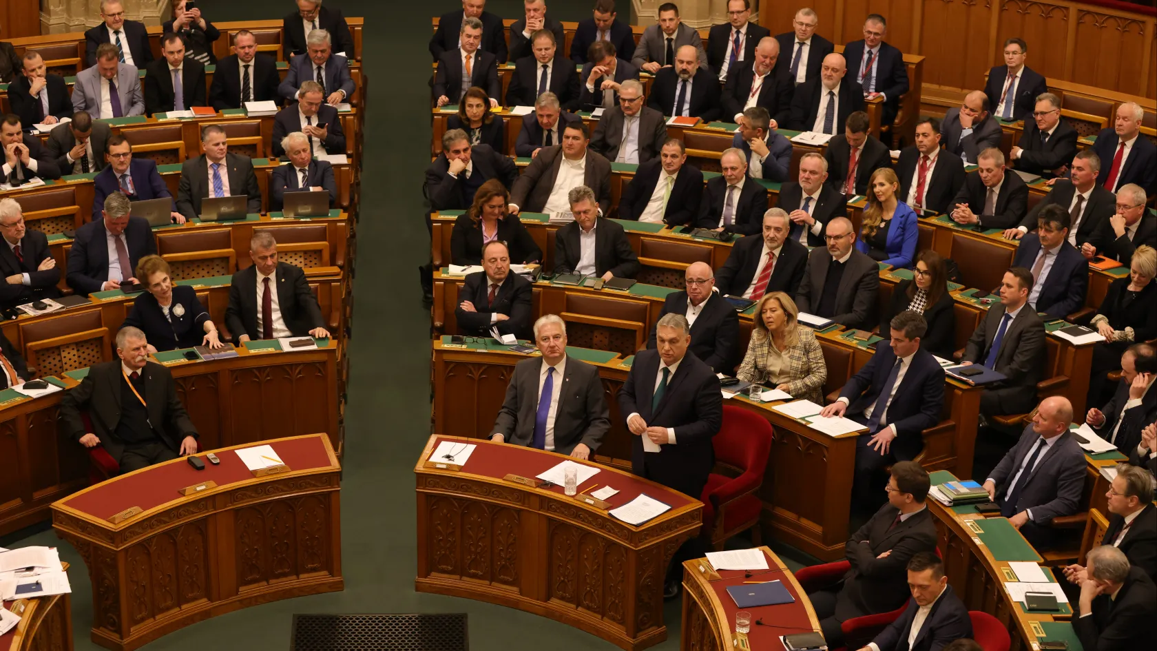 Egy órán át kérdezik Orbán Viktort a parlamentben