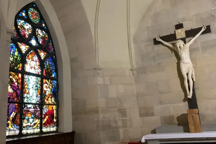 Restaurálták a kolozsvári Szent Mihály-templom üvegablakát, amit vascsővel rongáltak meg