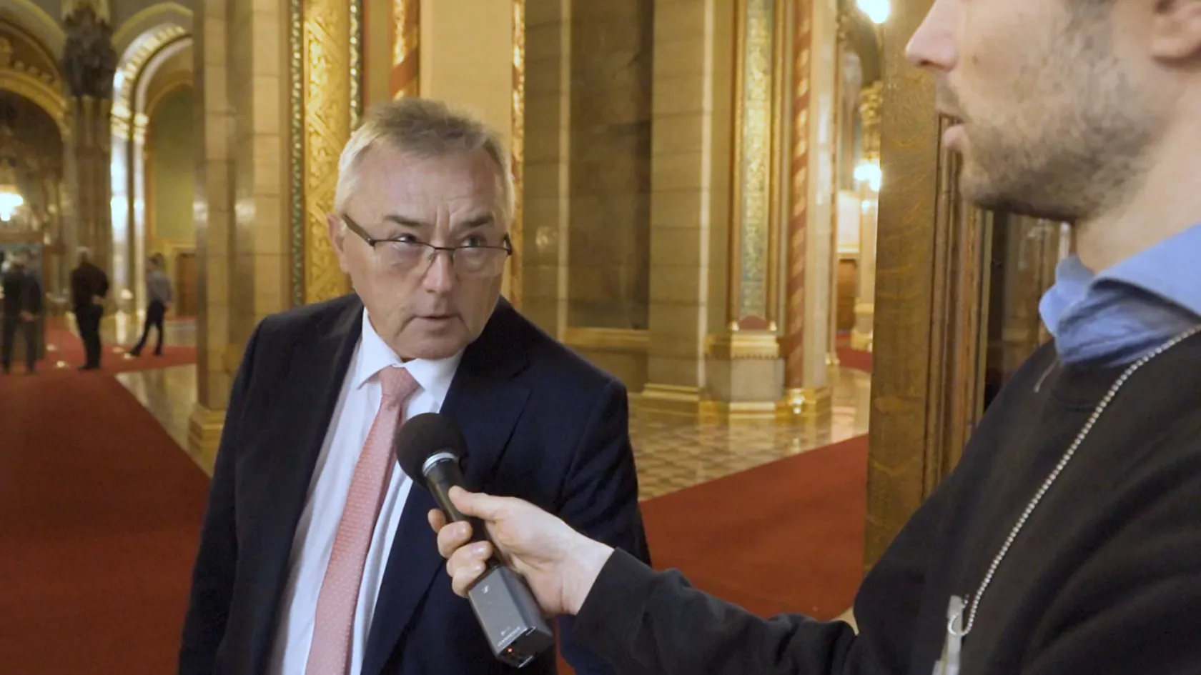 Parlamenti körkérdés: Putyin vagy Biden?