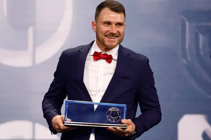 Az amputált lábú Marcin Oleksy nyerte a Puskás-díjat, Messi ismét az év játékosa