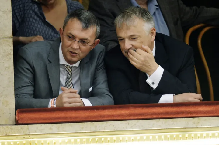 Garancsi István és Hernádi Zsolt, a Mol-csoport elnök-vezérigazgatója az Országgyűlés ülésén, Orbán Viktor miniszterelnöki eskütételén, 2014. május 10-én – Fotó: Beliczay László / MTI