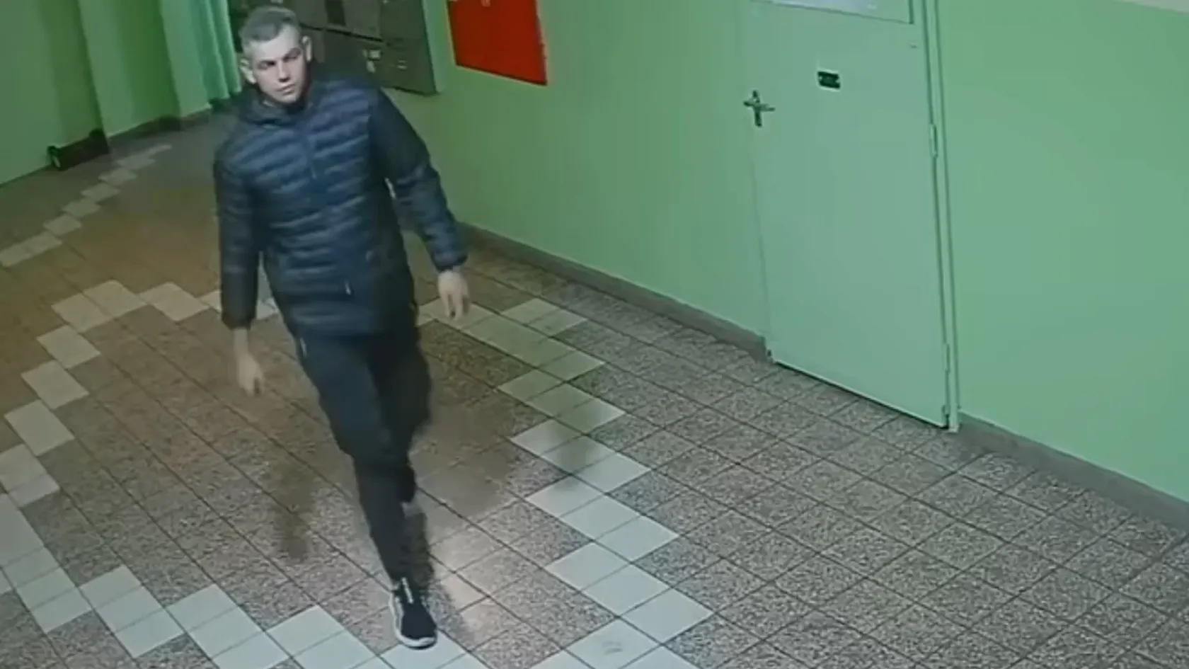 Videón a kőbányai szatír, akit négy​ lány rugdosott ki a liftből
