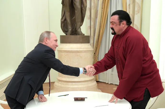 Putyin Barátságért Érdemrenddel tüntette ki Steven Seagalt