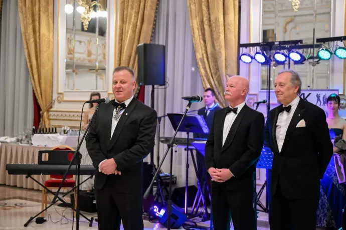 Csák miniszter részben újrahasznosított köszöntőjével indult az oroszpárti főkapitány vezette horthysta Vitézi Rend bálja