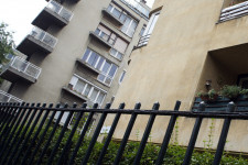 Megvenni és bérelni is kiemelkedően nehéz a magyar lakásokat, ami miatt pénzügyileg is egyre megfontoltabbak a magyarok