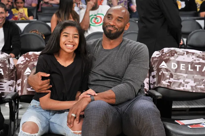 Kobe Bryant és lánya, Gianna a Los Angeles Lakers és az Atlanta Hawks kosárlabdameccsén 2019 novemberében, Los Angelesben – Fotó: Allen Berezovsky / Getty Images
