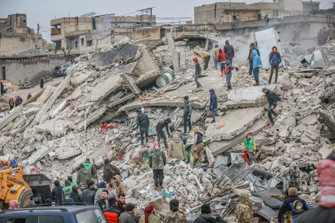 Civilek kutatnak túlélők után a romok alatt Idlíbben a földrengés után, 2023. február 6-án – Fotó: Muhammed Said / Anadolu Agency / Getty Images