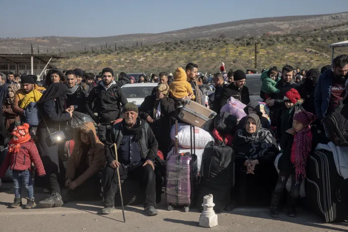 A földrengés sújtotta területekről érkező szíriai civilek várakoznak az átlépésre egy határátkelőnél a török határon, 2023. február 16-án – Fotó: Chris McGrath / Getty Images