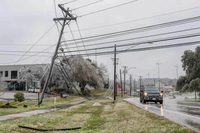 Fagyott villanyvezetékek lógnak a járda mellett a texasi Austinban, 2023. február 1-jén – Fotó: Brandon Bell / Getty Images