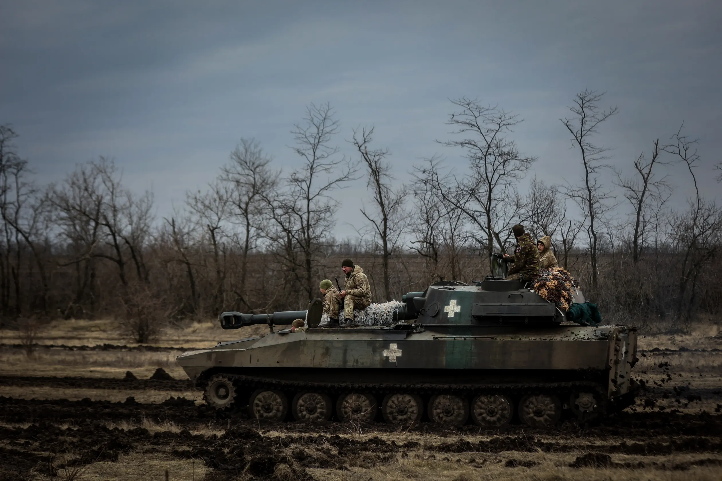 Members of the 128th Brigade on the road before the next day's deployment – Photo: István Huszti / Telex