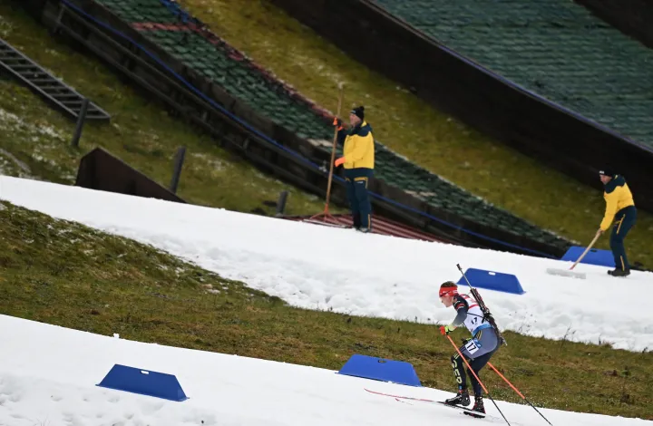 A ruhpoldingi biatlon-világkupán is úgy kellett összekaparni a havat – Fotó: Sven Hoppe / AFP