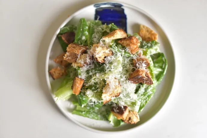 Elronthatatlan receptek: az igazi Cézár saláta ropogós házi krutonnal