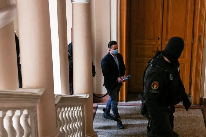 Schadl György érkezik bilincsben a Fővárosi Törvényszék előkészítő tárgyalására 2023. február 23-án – Fotó: Németh Sz. Péter / Telex