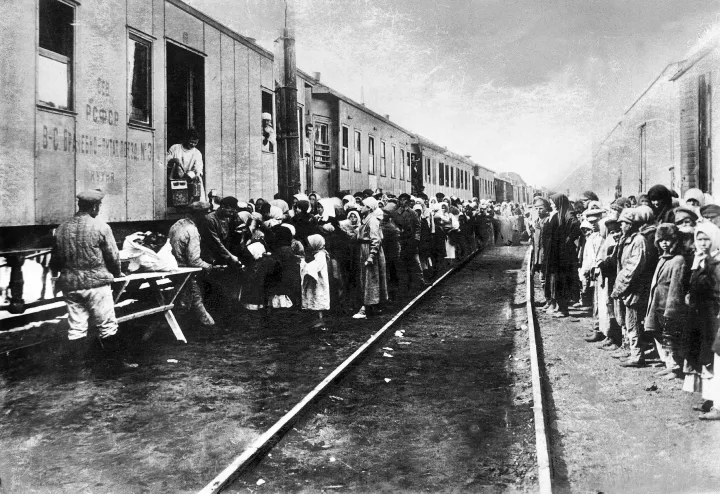 Elítélteket szállító vonat érkezik egy szibériai munkatáborba – Fotó: Apic / Getty Images