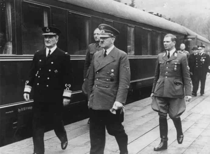 Balról jobbra: Horthy Miklós, Adolf Hitler és Martin Bormann, a náci Pártkancellária vezetője Klessheimben, 1944. márc. 21-én – Fotó: Keystone / Stringer / Getty Images