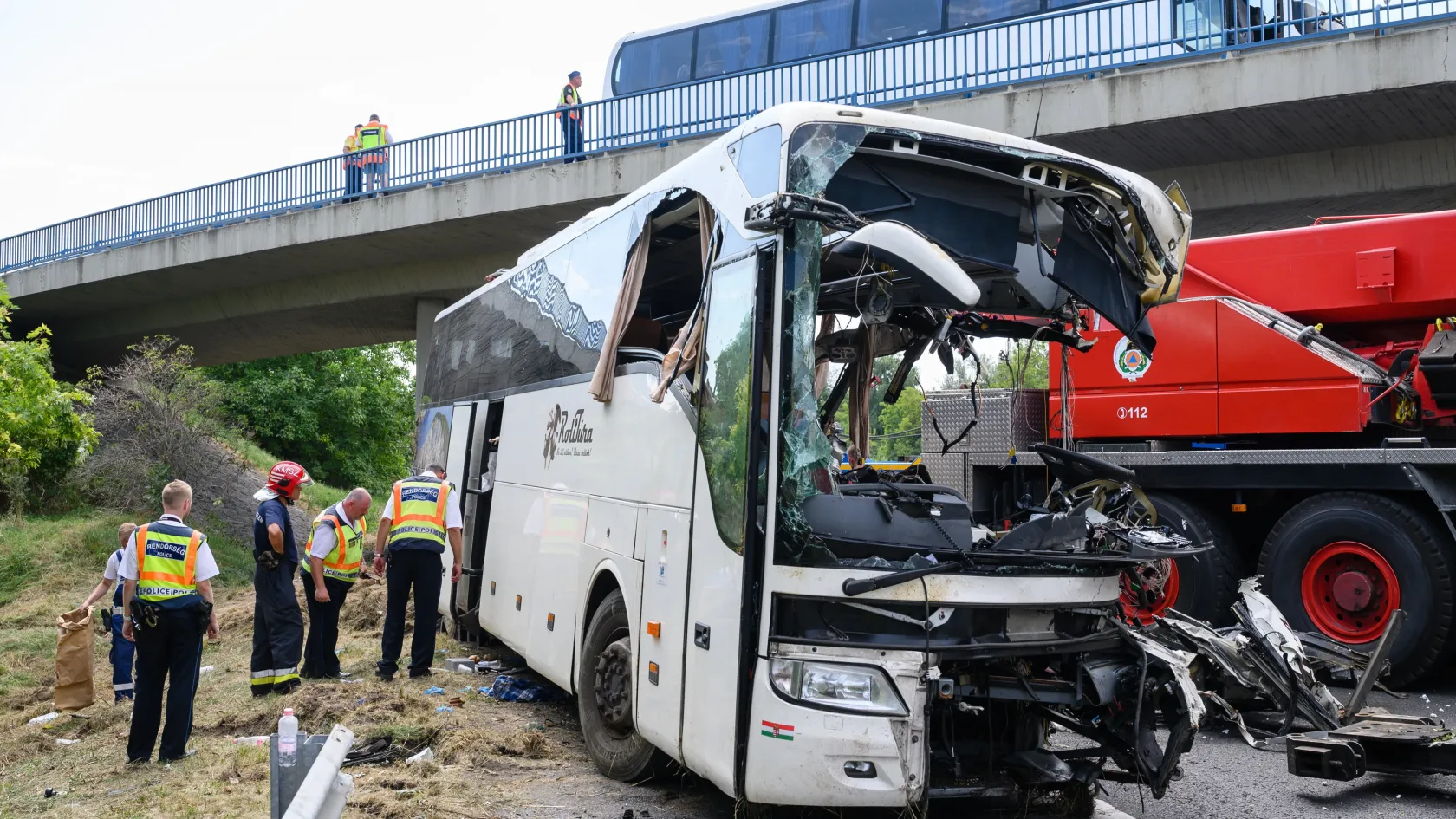 Fejenként pár száz forintért kockáztathatták az életüket az M7-esen balesetező busz utasai