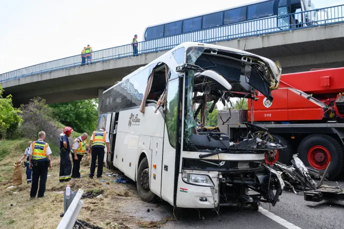 Fejenként pár száz forintért kockáztathatták az életüket az M7-esen balesetező busz utasai