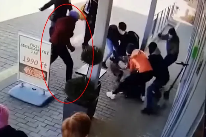 Részlet a támadásról egy biztonsági kamera által készített videóból. Bekarikázva a nő, akit a ruhája alapján kísérelt meg azonosítani a rendőrség – Forrás: Youtube