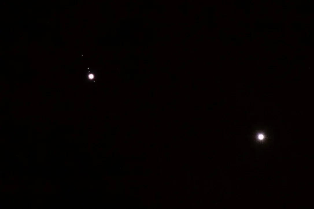 Az a két fényes valami az égen a Jupiten és a Vénusz volt, kis szerencsével még lehet látni őket együtt