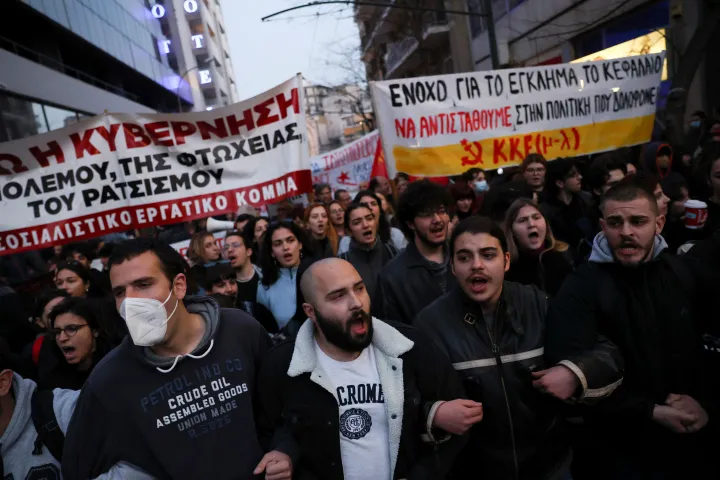 Tüntetők vonulnak a görög vasúttársaság székháza előtt Athénban – Fotó: Louiza Vradi / Reuters