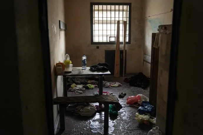 Egy civilek fogvatartására és kínzására kialakított cella és fosztogatásból származó háztartási eszközök egy oroszok által fenntartott herszoni letartóztatási ponton – Fotó: Global Images Ukraine / Getty Images