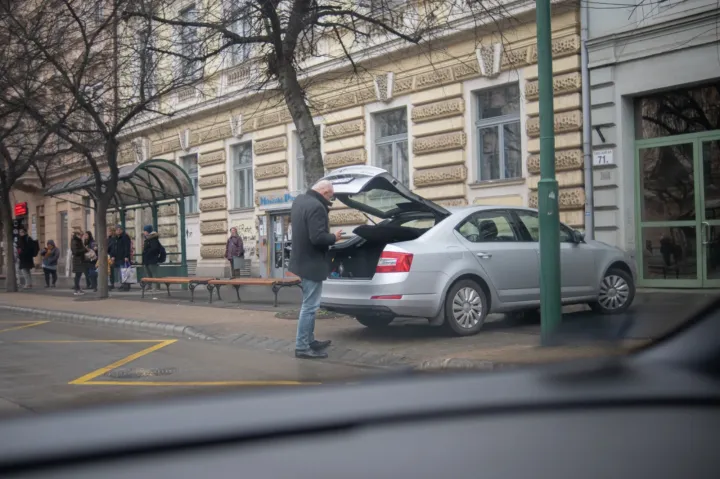 A buszmegállóba parkolt be a DK-s szegedi alpolgármester, és negyedórára ott is hagyta a Škodát