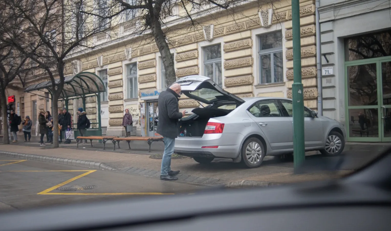 A buszmegállóba parkolt be a DK-s szegedi alpolgármester, és negyed órára ott is hagyta a Škodát