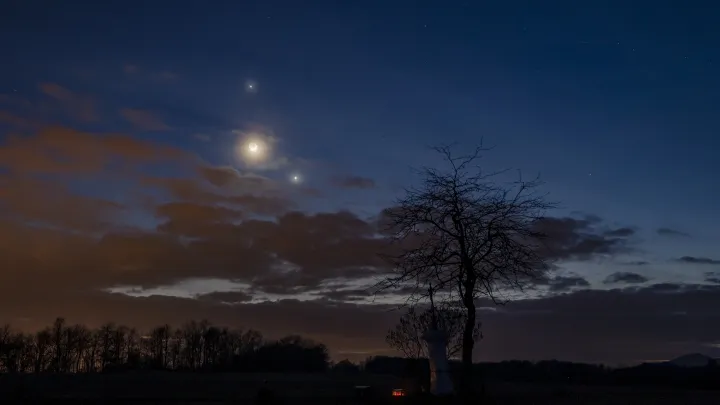 A Jupiter (felül), a Hold (k) és a Vénusz (j) együttállása Salgótarján közeléből fotózva 2023. február 22-én – Fotó: Komka Péter / MTI