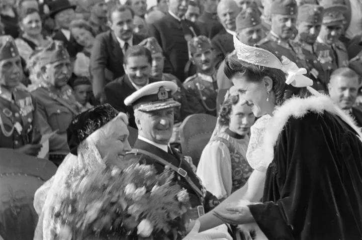 Horthy Miklós kormányzó és tőle balra a felesége, aki átvesz egy virágcsokrot. A felvétel 1940. szeptember 7-én a kormányzói fogadó ünnepségen, a magyar csapatok bevonulása idején készült Nagyváradon – Fotó: Horváth József / Fortepan