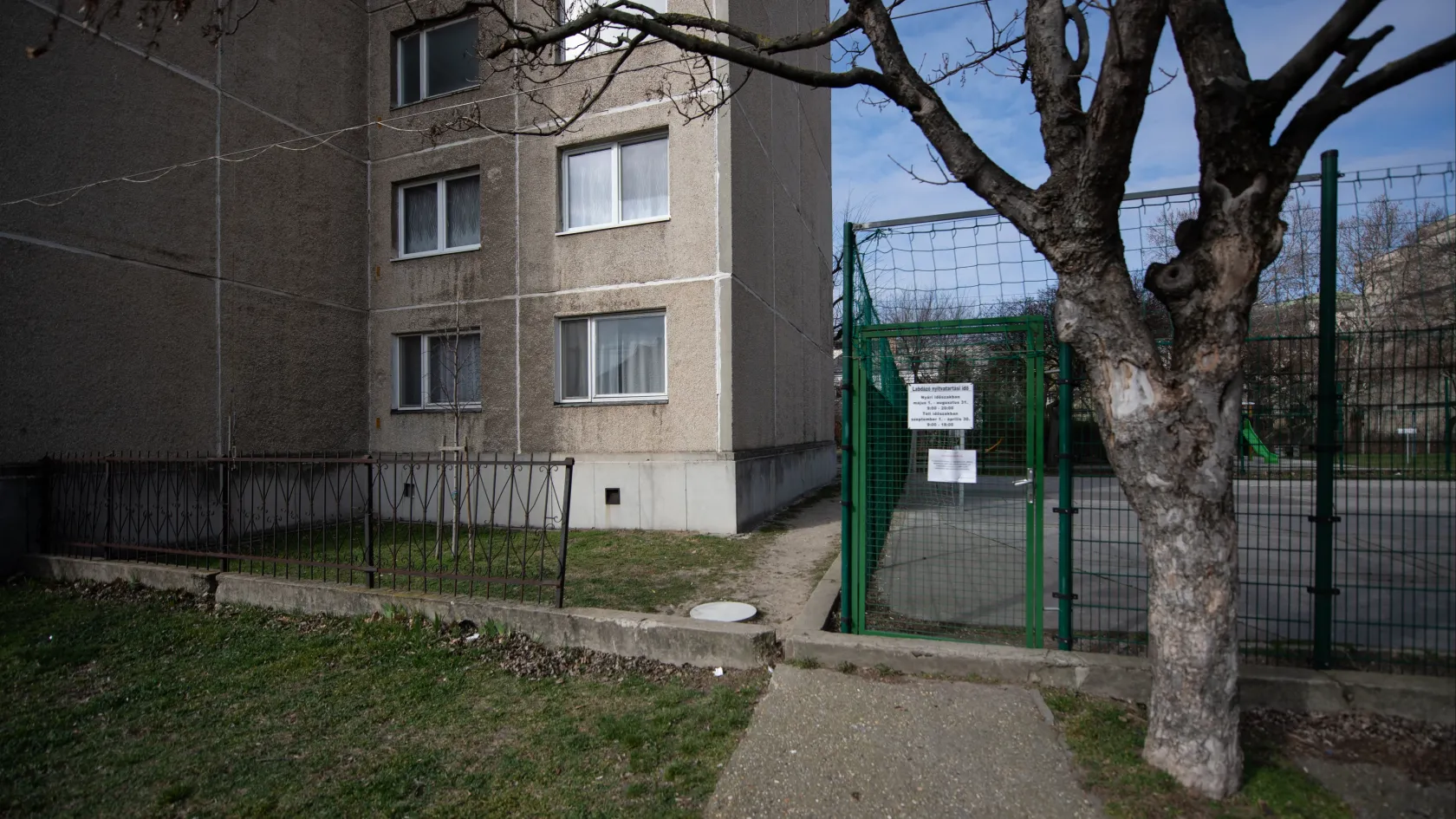 Bírósággal zárattak be két focipályát Cegléden, mert a labdapattogás zavart egy-egy lakót a környéken