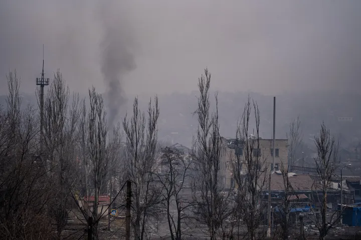 Rakétatámadás után felszálló fekete füst Bahmutban 2023. február 27-én – Fotó: Dimitar Dilkoff / AFP